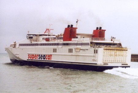 SEACONTAINERS HSC Superseacat Three 02_Ken Smith 02Se01